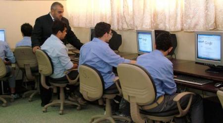 صورة: فضيحة طالب يتصفح أحد مواقع الإباحية وذلك خلال جولة تفقدية لوزير التعليم