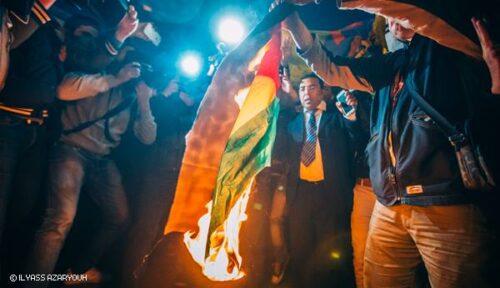 فيديو: نشطاء أمازيغ يحرقون أعلام البوليساريو أمام البرلمان