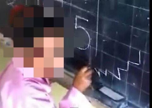 فيديو : بكاء الاستاذ الذي ستهزئ بالطفلة ويعتذر ويطالب السماح