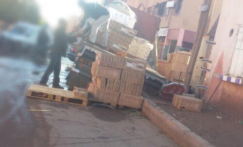 صور: انقلاب شاحنة بسبب البنيات التحتية المزرية أدى إلى انفجار في قناة للمياه