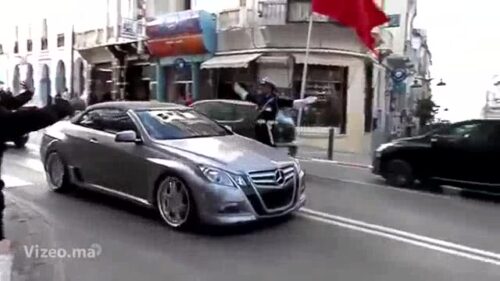 الملك محمد السادس يتجول بمدينة طنجة بسيارته الفخمة