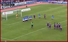 غريب وعجيب : فريق بأكمله يشارك في تسديد ضربة حرة مجنونة