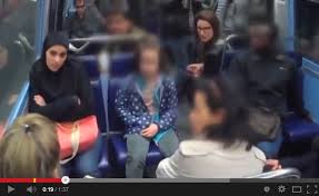 لاحظوا عنصرية خطيرة على متن قطار ميترو بباريس – ” فيديو ” –
