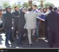 فيديو :والي أمن آسفي يركل ويرفس ويلكم المعطلين في الشارع العام