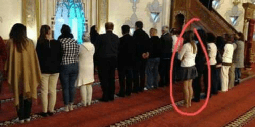 صورة تثير ضجة في الفايسبوك لفتاة تصلي بـ ”الصاية” القصيرة داخل مسجد