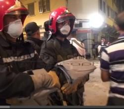 القصة الكاملة والمُؤثرة لانتشال ثمان جثث جديدة ليلة الأحد من تحت أنقاض العمارات الثلاث المنهارة بحي بوركون ” فيديو “