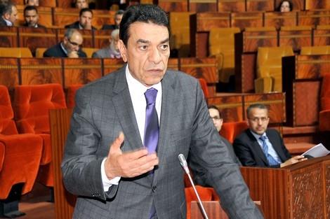 فيديو: محمد الوفا يغادر مجلس المستشارين وعضو من المعارضة يطالبه ب “توسيع قشابته”