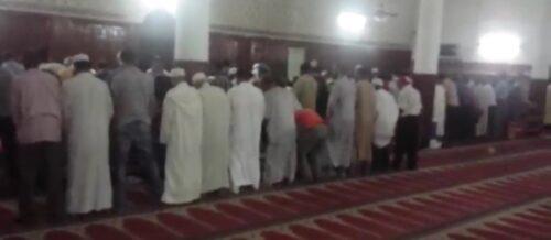فيديو الفضيحة :اتباع داعش يحتلون مساجد في كازا. صلوا في مسجد بامامهم خلف الامام الرسمي ومصلون يغادرون المسجد غاضبين