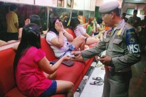 فيديو: فضيحة اعتقال مغربيات متلبسات بالدعارة في إندونيسيا