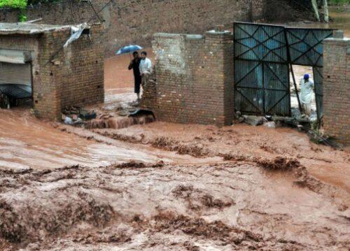 عاجل : وفاة طفل بسبب أمطار طوفانية