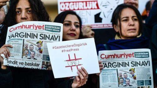 سجن 14 صحفيا من مجلة “جمهوريت” بتهم الإرهاب بتركيا