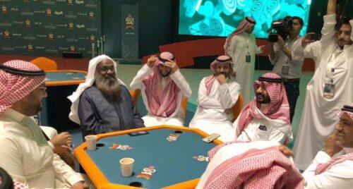 فضيحة عالمية : داعية سعودي يفتتح بطولة للقمار “البلوت” ونشطاء ينتقدونه