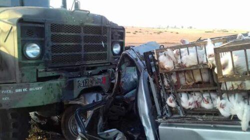 خطير : شاحنة للقوات المسلحة تدهس سيارة لبيع الدجاج وتردي سائقها ميتاً (الصورة)