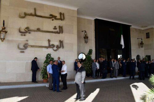 سابقة : نواب جزائريون يغلقون البرلمان بالسلاسل الحديدية لهذا السبب