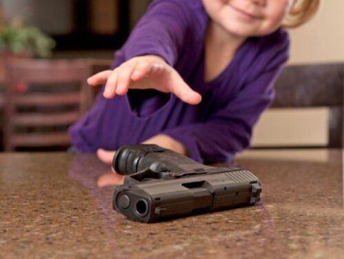 فاجعة : طفل في الثانية من عمره يقتل نفسه بمسدس