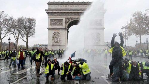 الحكومة الفرنسية تحذر الجهات الساعية لإسقاط النظام في فرنسا