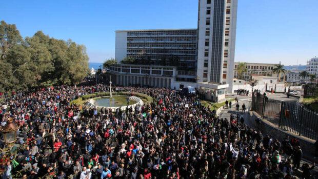 أحزاب المعارضة الجزائرية تدعم الحراك الشعبي وتدعو الجيش لحمايته