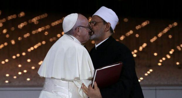 قبلة مثيرة للجدل بين البابا وشيخ الأزهر تشعل مواقع التواصل