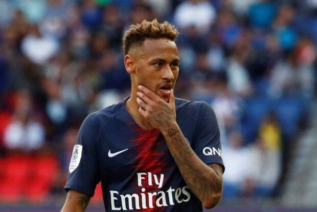 Soccer Football - Ligue 1 - Paris St Germain v Angers - Parc des Princes, Paris, France - August 25, 2018 Paris St Germain's Neymar looks on REUTERS/Christian Hartmann