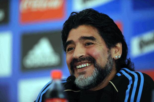 Télam Pretoria Sudafrica 01/06/2010
En el primer contacto del entrenador del seleccionado argentino, Diego Maradona, en la concentración de su equipo en Pretoria, aseguró que "los muchachos se merecen llegar al último partido, con la ayuda de Dios vamos a tener un gran Mundial".
Foto:Claudio Fanchi(Enviado Especial)/jcp