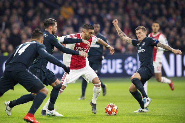 epa07367808 Hakim Ziyech (C) of Ajax Amsterdam in action with Real Madrids Sergio Ramos (L) and Toni Kroos (R) during the UEFA Champions League round of 16 first leg soccer match between Ajax Amsterdam and Real Madrid in AMsterdam, Netherlands, 13 February 2019. EPA-EFE/OLAF KRAAK