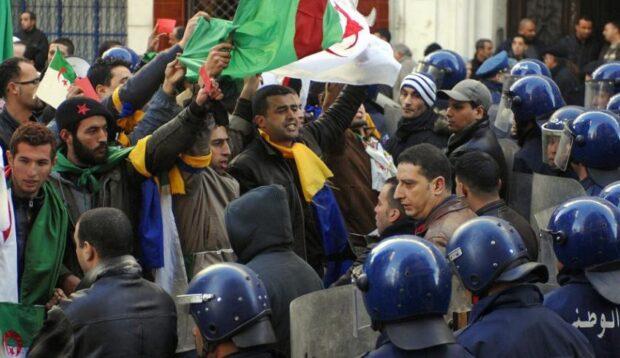 السلطات الجزائرية تستخدم الغاز المسيل للدموع ضد مسيرة عمالية
