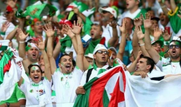 ترحيل مشجع جزائري بسبب لافتة سياسية من مصر