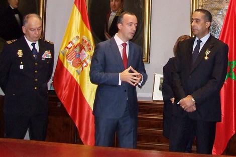 اسبانيا تعترفُ بفاعلية الأمن والمخابرات المغربية وتُوشحُ الحموشي بأرفع وسام إسباني للأمن