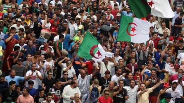 الشرطة الجزائرية تمنع مسيرة الطلاب وتعتقل العشرات في العاصمة