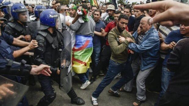 12 شهرا سجنا لمتظاهرين رفعوا الراية الأمازيغية خلال الاحتجاجات الجزائرية