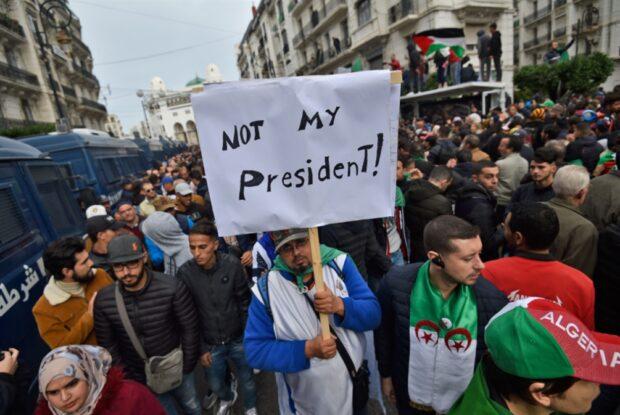 الجزائريون يخرجون في تظاهرات ضخمة رفضاً لتعيين الجيش لتبُون رئيساً