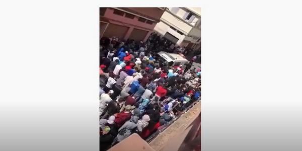 في عز الجائحة…مواطنون يؤدون صلاة الجنازة بالشارع والداخلية توقف رئيس المحلقة الإدارية