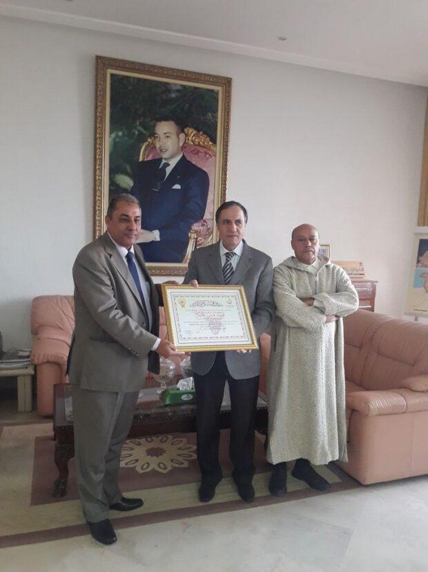 تيزنيت …جمعية الشيخ ماء العينين تقديم لعامل الاقليم شهادة تقديرية