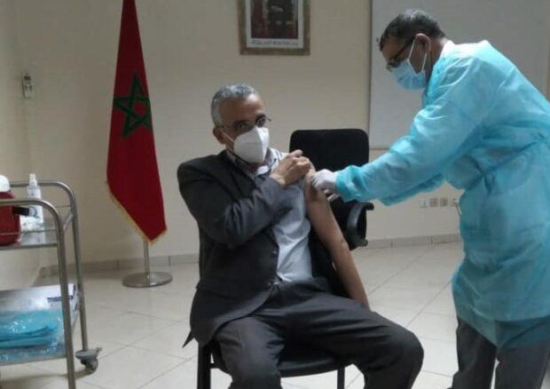 مسؤولو الصحة بتزنيت يدشنون حملة التطعيم ضد كورونا