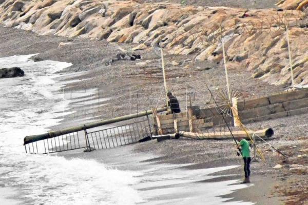 السلطات المغربية تشرع في وضع أسلاك شائكة لمنع العبور بحرا نحو سبتة المحتلة