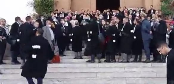 خنيفرة : المحامون يقومون بوقفة احتجاجية أمام المحكمة الابتدائية