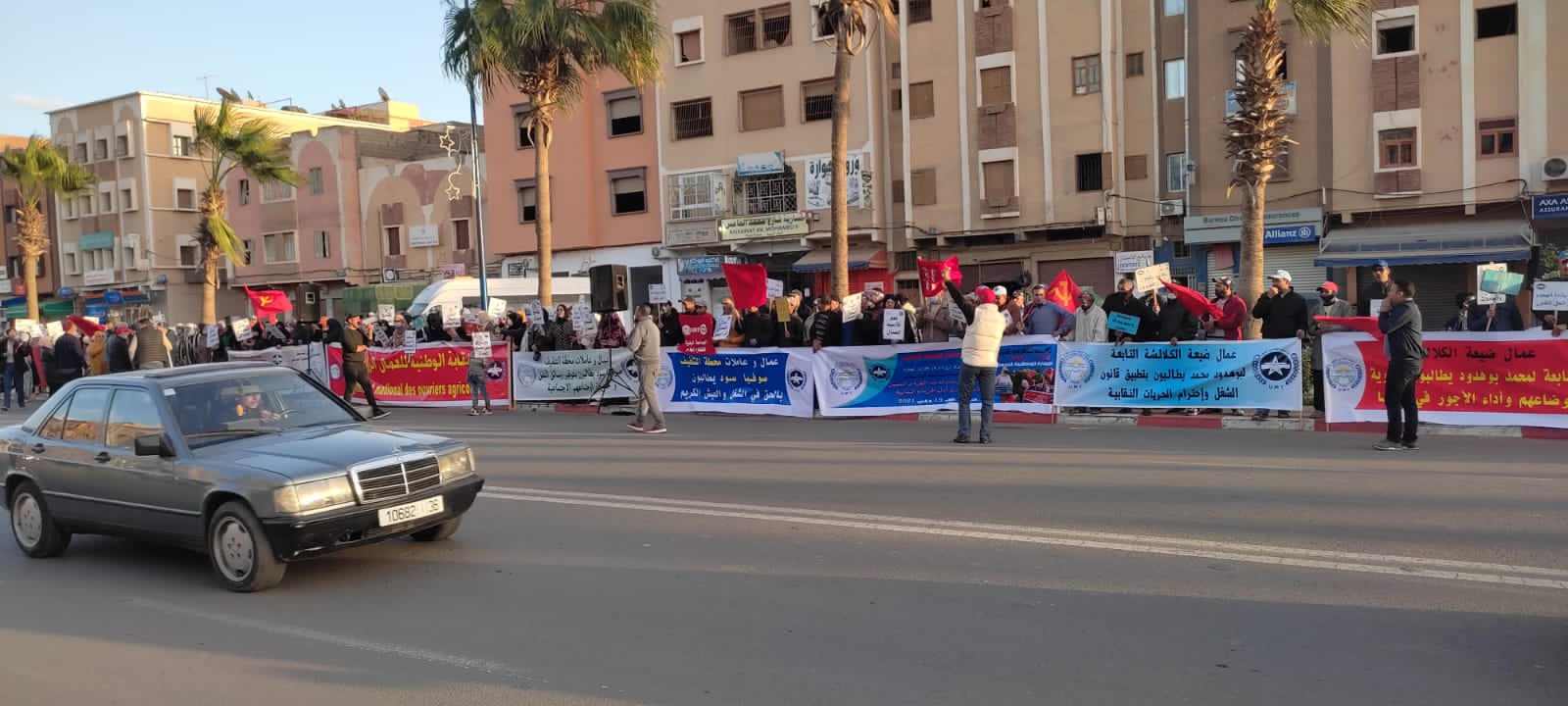 بالفيديو…عمال ضيعة بنواحي هوارة يحتجون على عدم صرف أجورهم