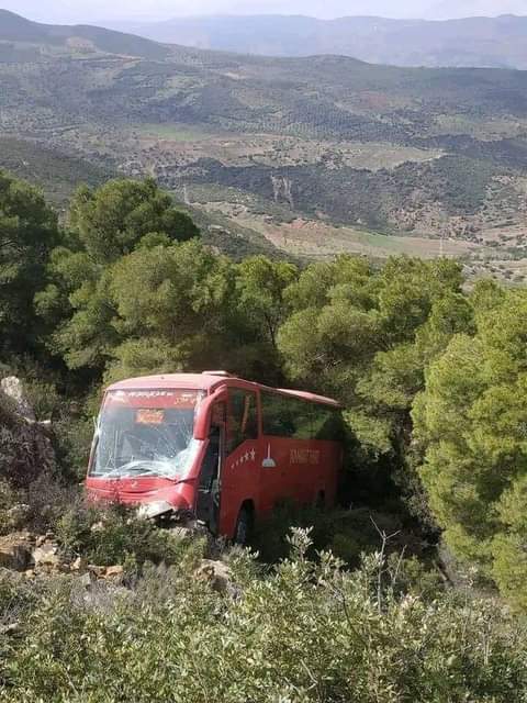 انقلاب حافلة لنقل المسافرين يسفر عن وفاة شخص واصابات آخرين