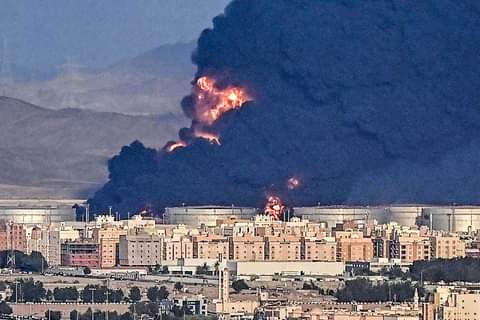 انفجارات تهز السعودية بعد قصف مدينة جدة+صور