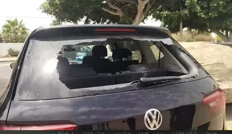 أكادير : شاب في حالة هستيرية يكسر زجاج السيارات وسط دهشة الساكنة