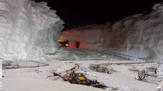 بعد التساقطات الثلجية الأخيرة..فرق التدخل تواصل فك العزلة بإقليم ورزازات+صور