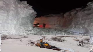 بعد التساقطات الثلجية الأخيرة..فرق التدخل تواصل فك العزلة بإقليم ورزازات+صور