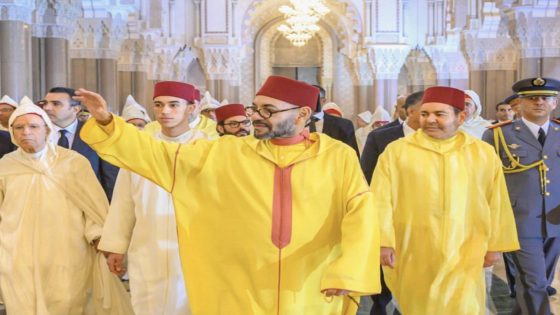 جلالة الملك محمد السادس يؤدي صلاة عيد الفطر المبارك بمدينة الدار البيضاء