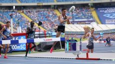 البطل المغربي سفيان البقالي يحقق المركز الأول في سباق 3000 متر موانع خلال ملتقى الدوري الماسي