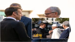 ايمانويل ماكرون يوشح جنديا مغربيا متقاعداً بحضور لوديي الوزير المكلف بالدفاع الوطني