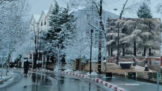 إفران تنفض عنها غبار الجفاف وتتوشح بالرداء الأبيض