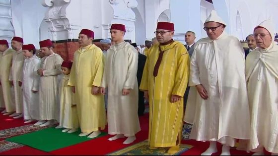 جلالة الملك يؤدي صلاة عيد الفطر بالمسجد المحمدي