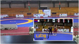 مصارعة مغربية تتوج بالبطولة العربية بعد هزمها مصارعة جزائرية بخارطة المملكة