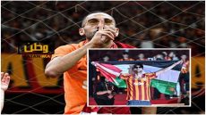 حكيم زياش يرفع علم فلسطين في احتفالات غلطة سراي