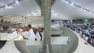 الحجاج يرمون “جمرة العقبة” الكبرى في مشعر منى